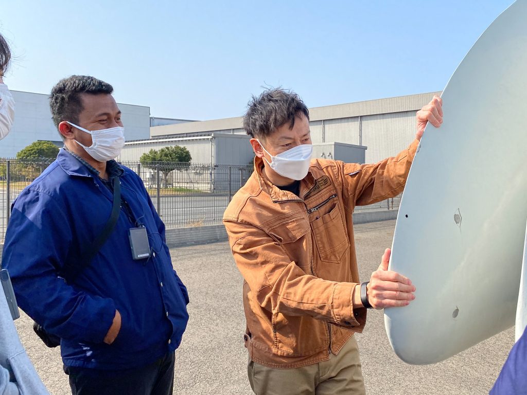 Mr. Ito of Hokutaku explains about a wind turbine blade